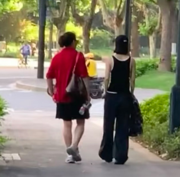 赵丽颖闷声干大事，不当演员的日子里，原来是在做学生有网友透露，赵丽颖目前正在备