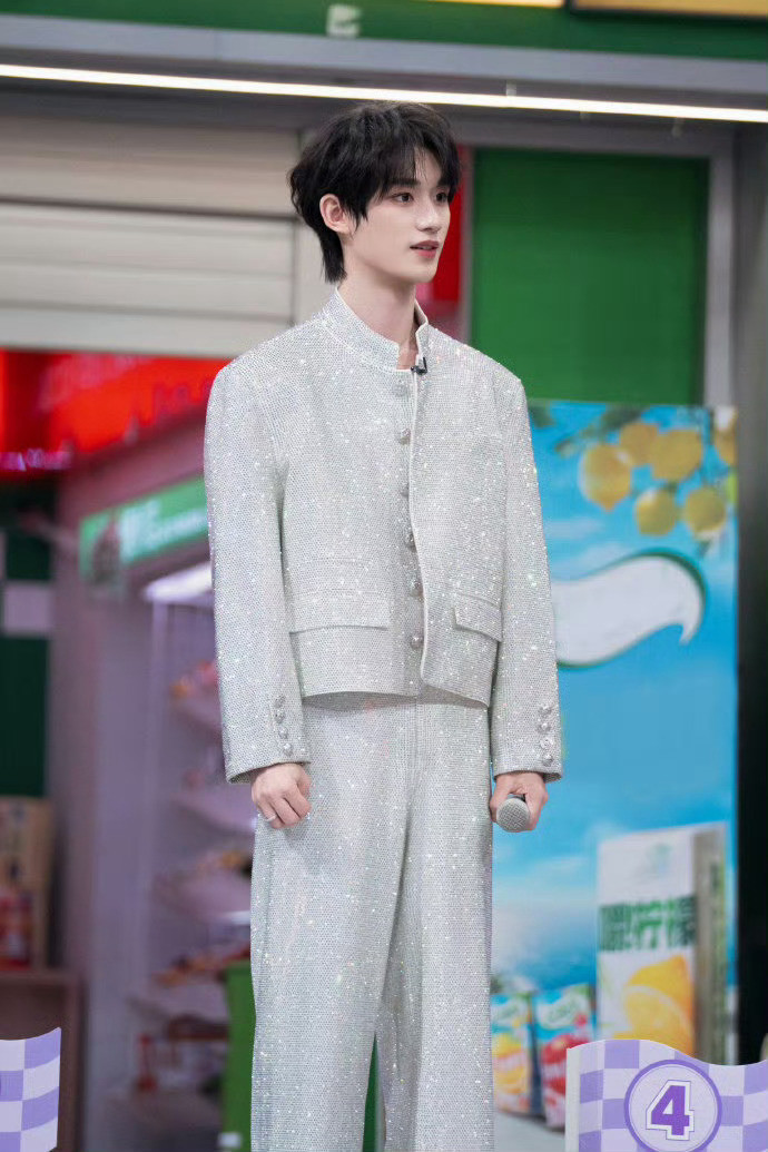 丁程鑫丁少的OOTD一闪一闪亮鑫鑫丁程鑫亮鑫鑫OOTD丁程鑫丁少的OOTD一闪一