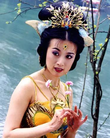 金巧巧这张脸，真是内娱独一份的“甜姨感”。最绝的是她的下巴，又尖又翘还带点方