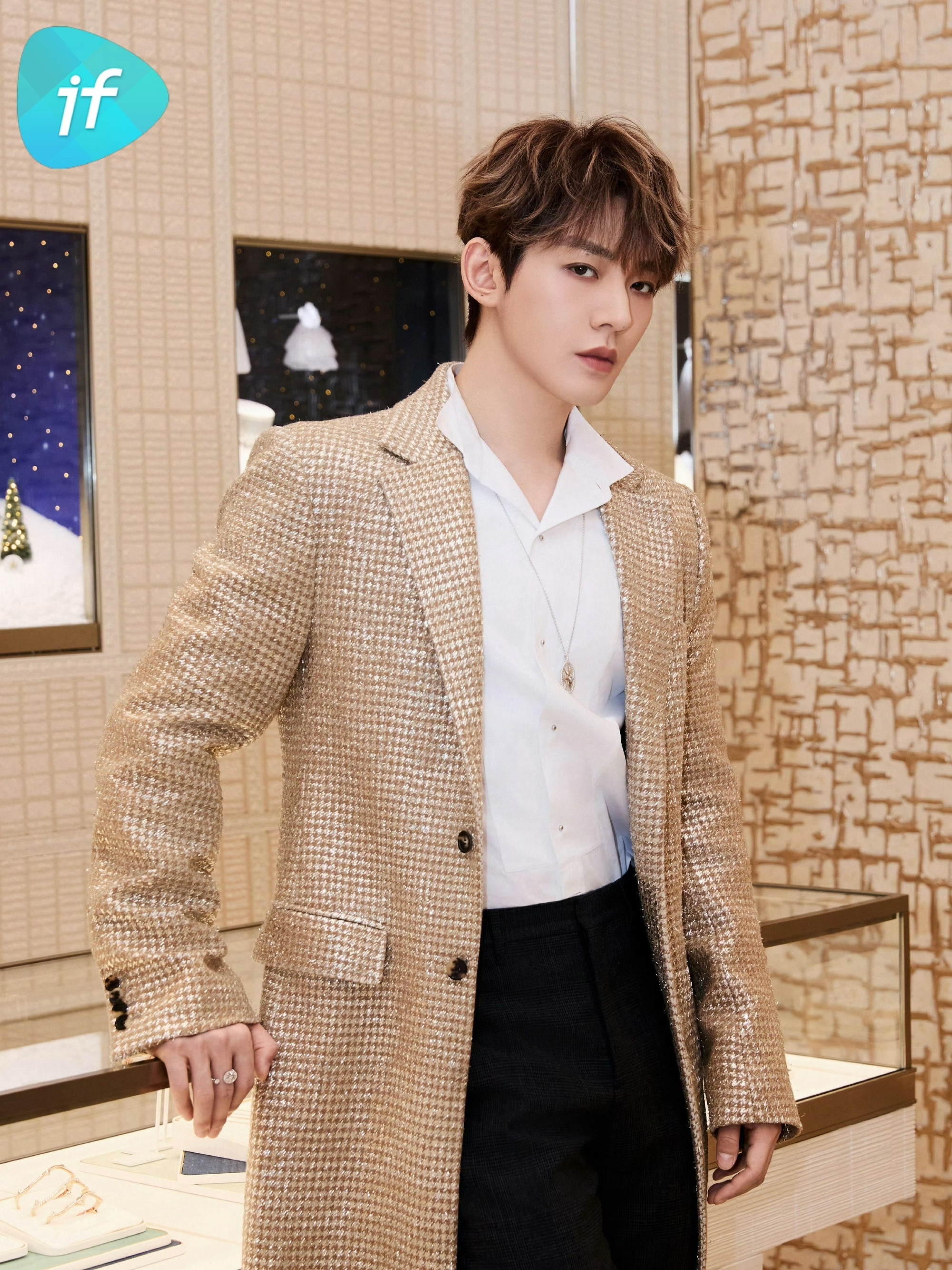 再也拍不出第二次的神图不怪品牌大爱邓为，你看这衣服穿在邓为身上显示出得时尚感，高