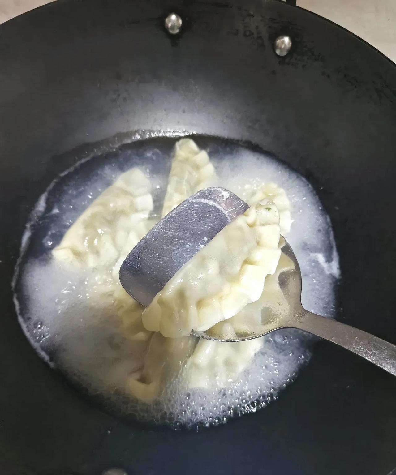图一是超市买的水饺，图二是我包的水饺，我觉得图一的水饺好丑啊。图一水饺是机器模具