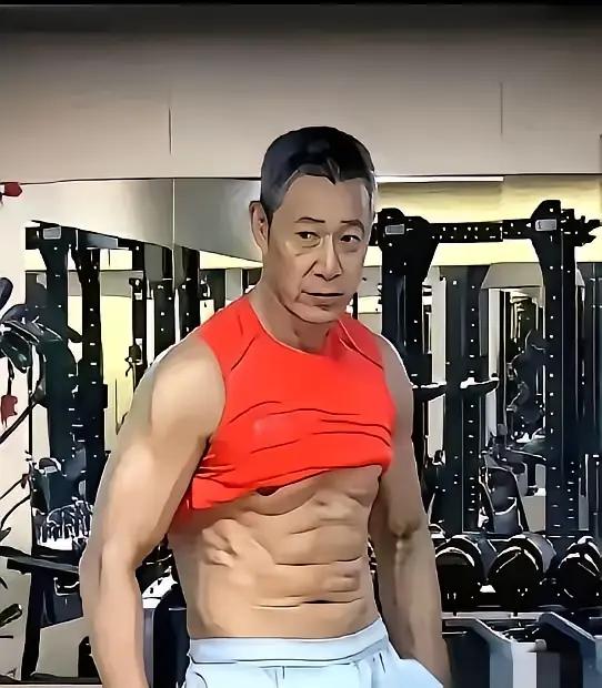 刚刷到这两张图，作为一个路人，第一眼反差感太强了！图1里这位大哥红背心一撩，