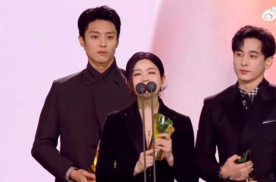 周柯宇好惨啊，陈妍希发表获奖感言，结果导播把镜头切给了陈鑫海，没邀请周柯宇去，还