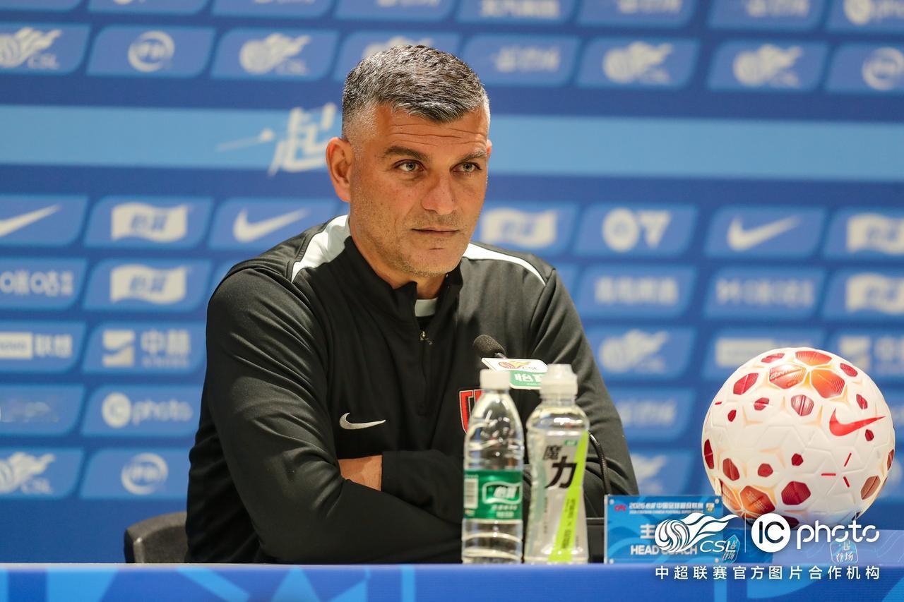 4月11日下午，成都蓉城主教练约翰·阿洛伊西和王子铭出席北京国安vs成都蓉城赛前