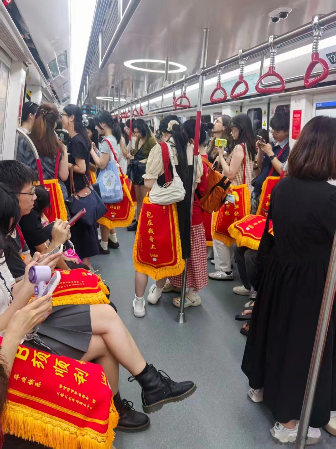 毕业歌会观众有三万个显眼包毕业歌会给观众送三万面锦旗B站这波操作真的是在大气层