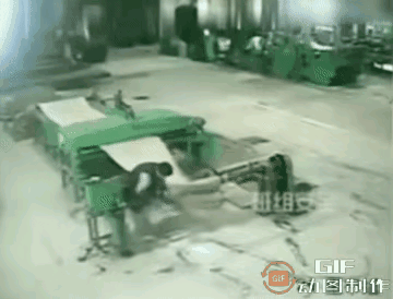 我的天呐快来个人吧！要不然小哥快卷成木乃伊了[哭哭]