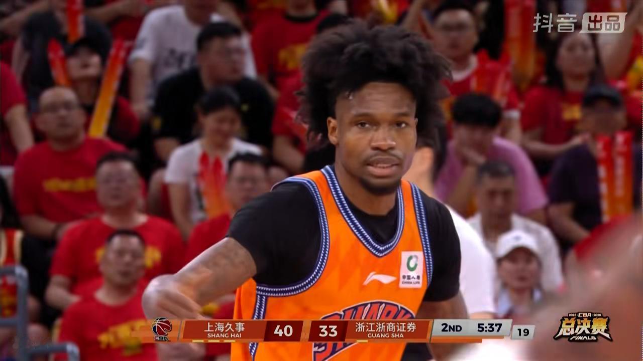 不知道今天晚上，上海久事男篮还是两个外援打比赛吗？这个赛季上