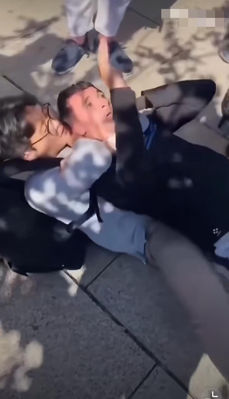 摩洛哥男子西班牙街头抢劫中国游客结局反转西班牙巴塞罗那街头突发一幕。一名摩洛