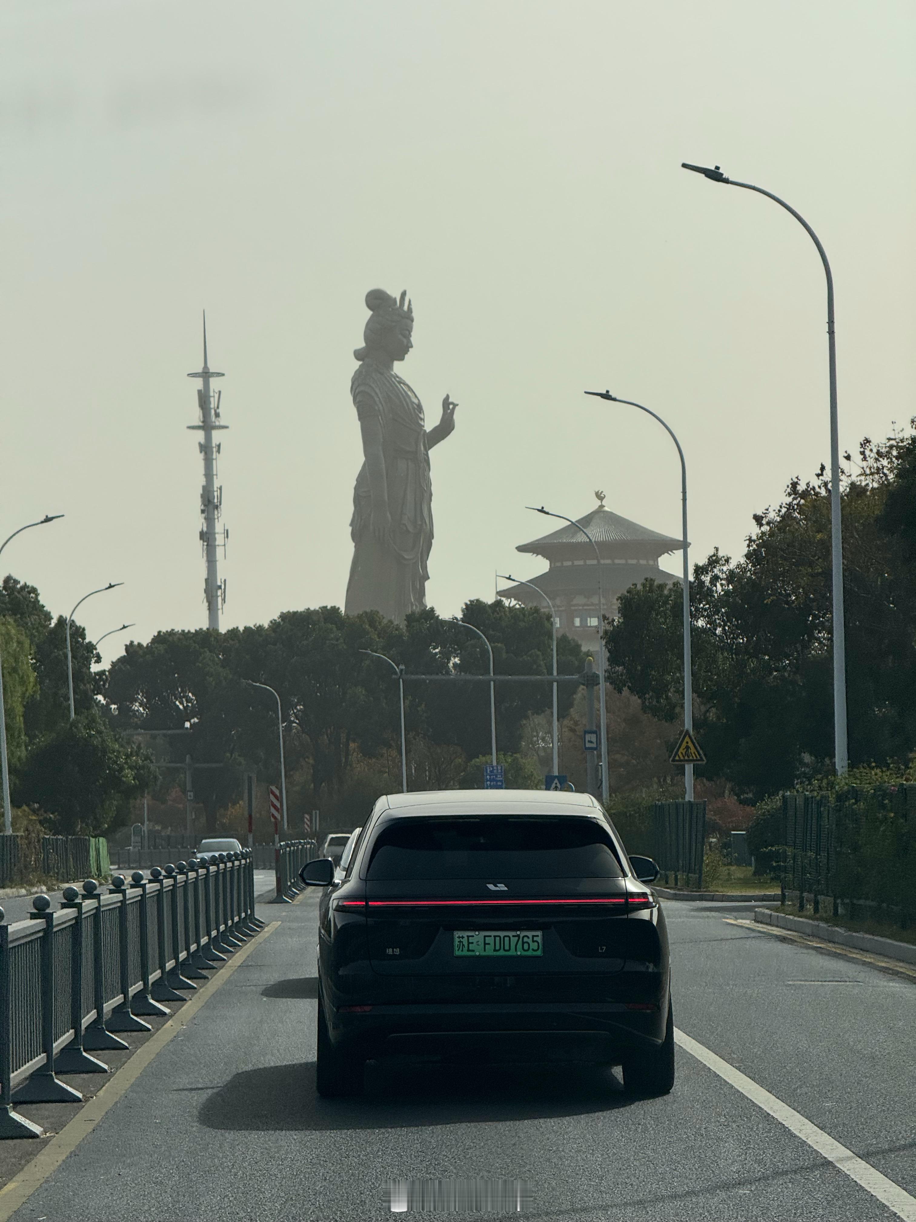 路过苏州通天浮屠（就是武则天的雕像），黄铜铸身，高75米，还真是巨大！老远就看见