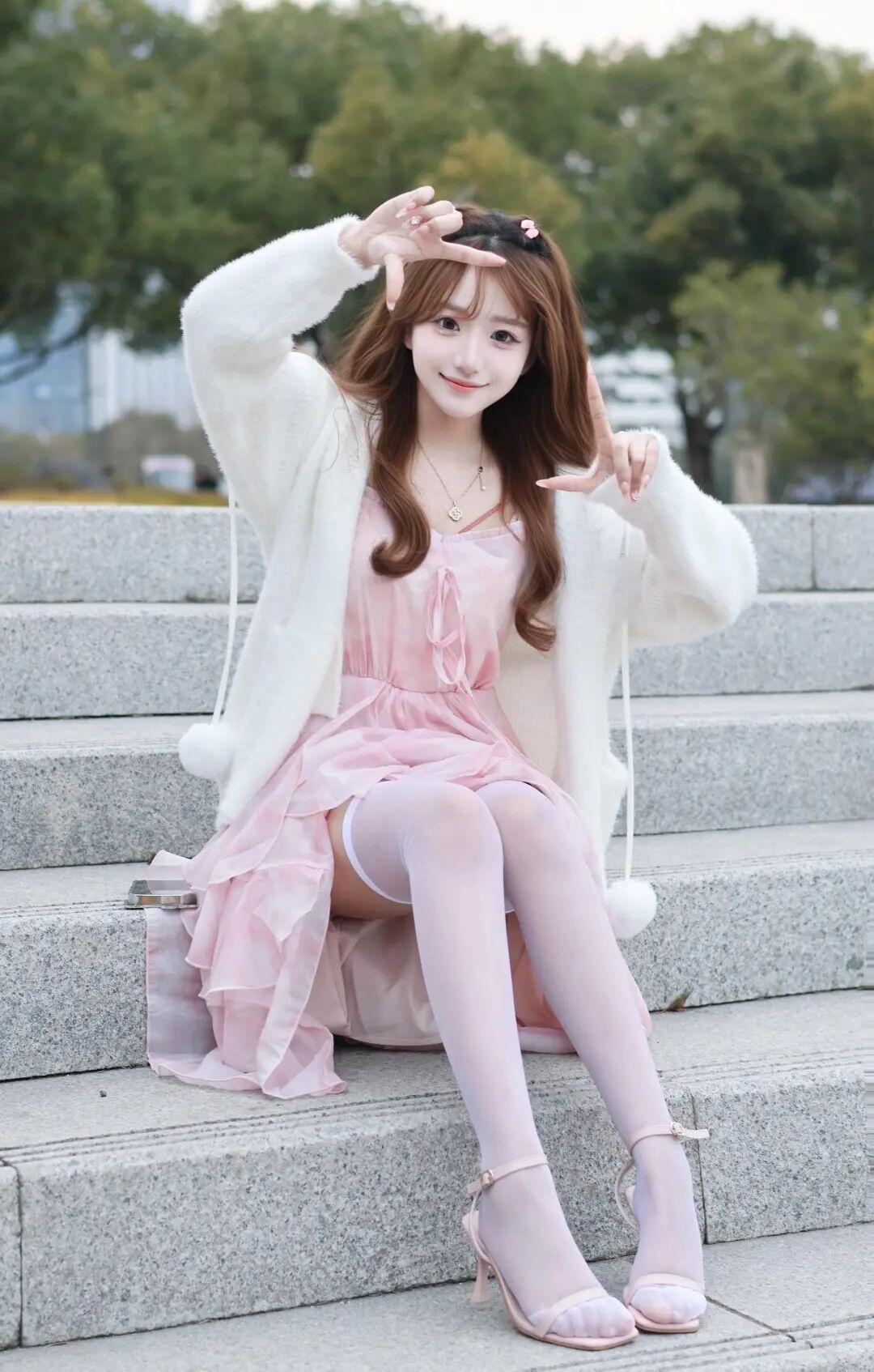 什么样的穿搭可以成为气质女神?野生甜妹一只诠释女神穿搭晒晒少女靓影