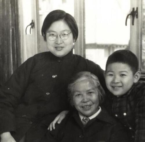 1976年，毛主席病逝后，北京一中学生哭着跑到班主任办公室：“老师，我外公去世了