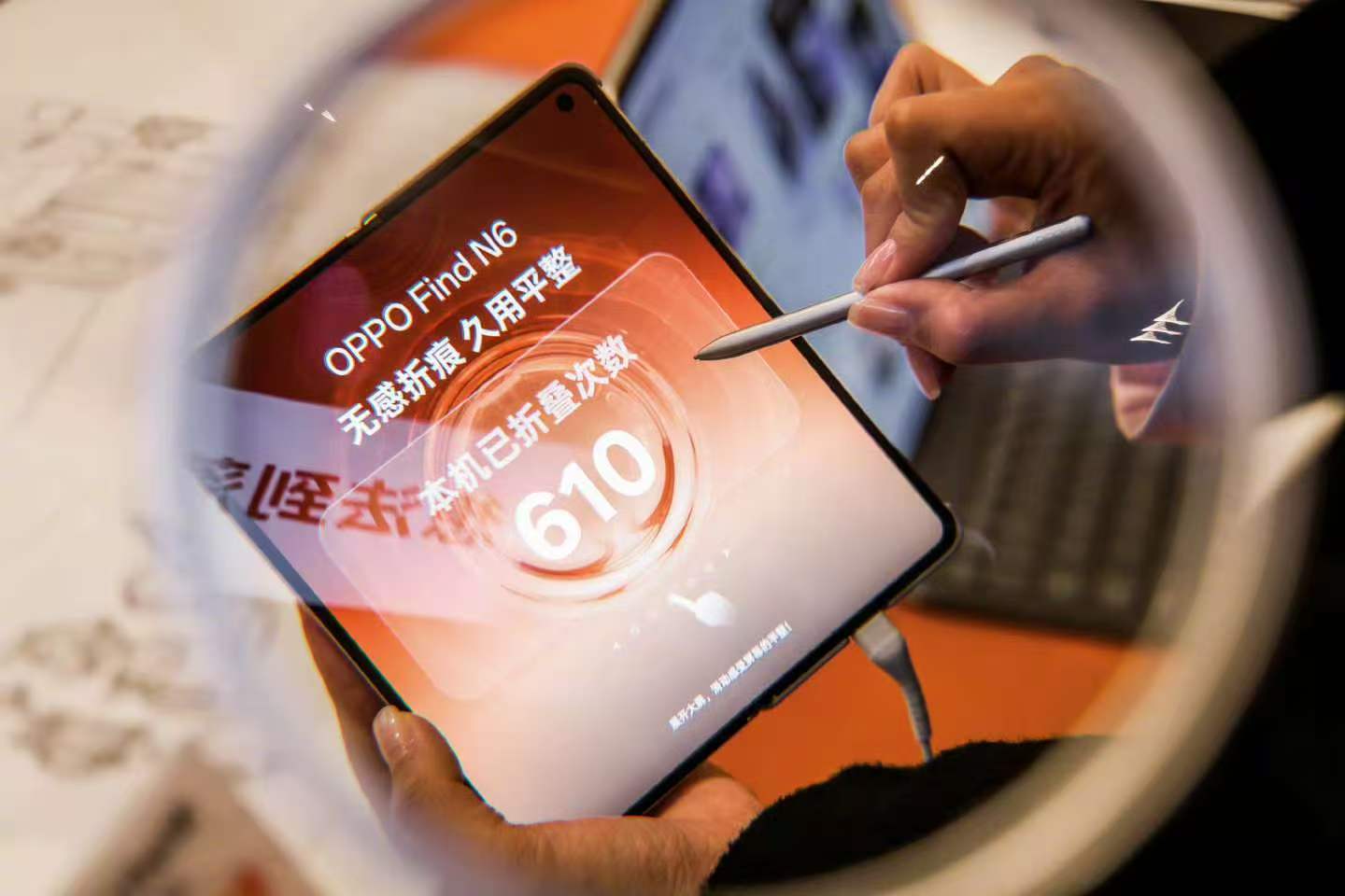 等iPhoneFold还是选安卓折叠屏这还用想啊？肯定必选安卓折叠屏呀！别的不