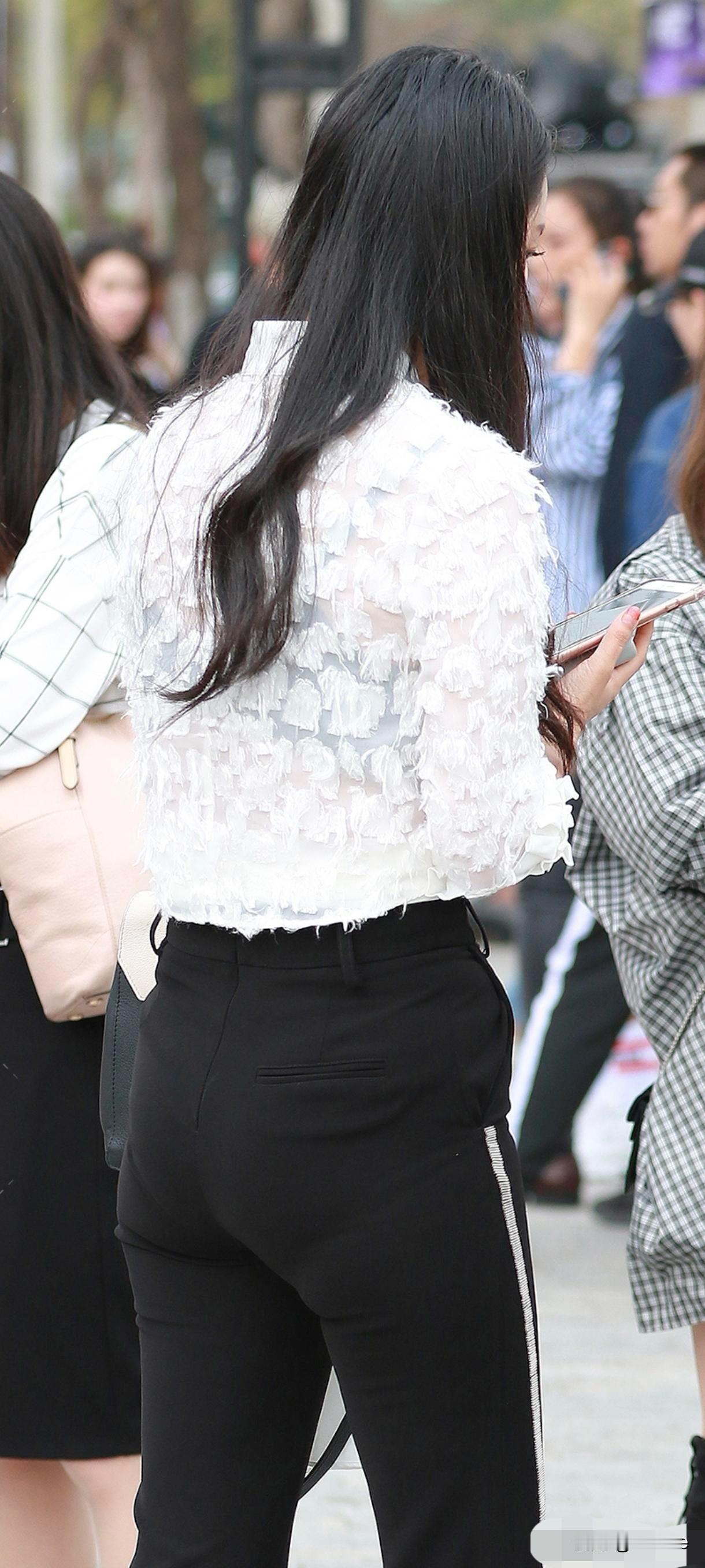 时尚穿搭指南：白色蕾丝上衣+黑色高腰裤，优雅又时髦！