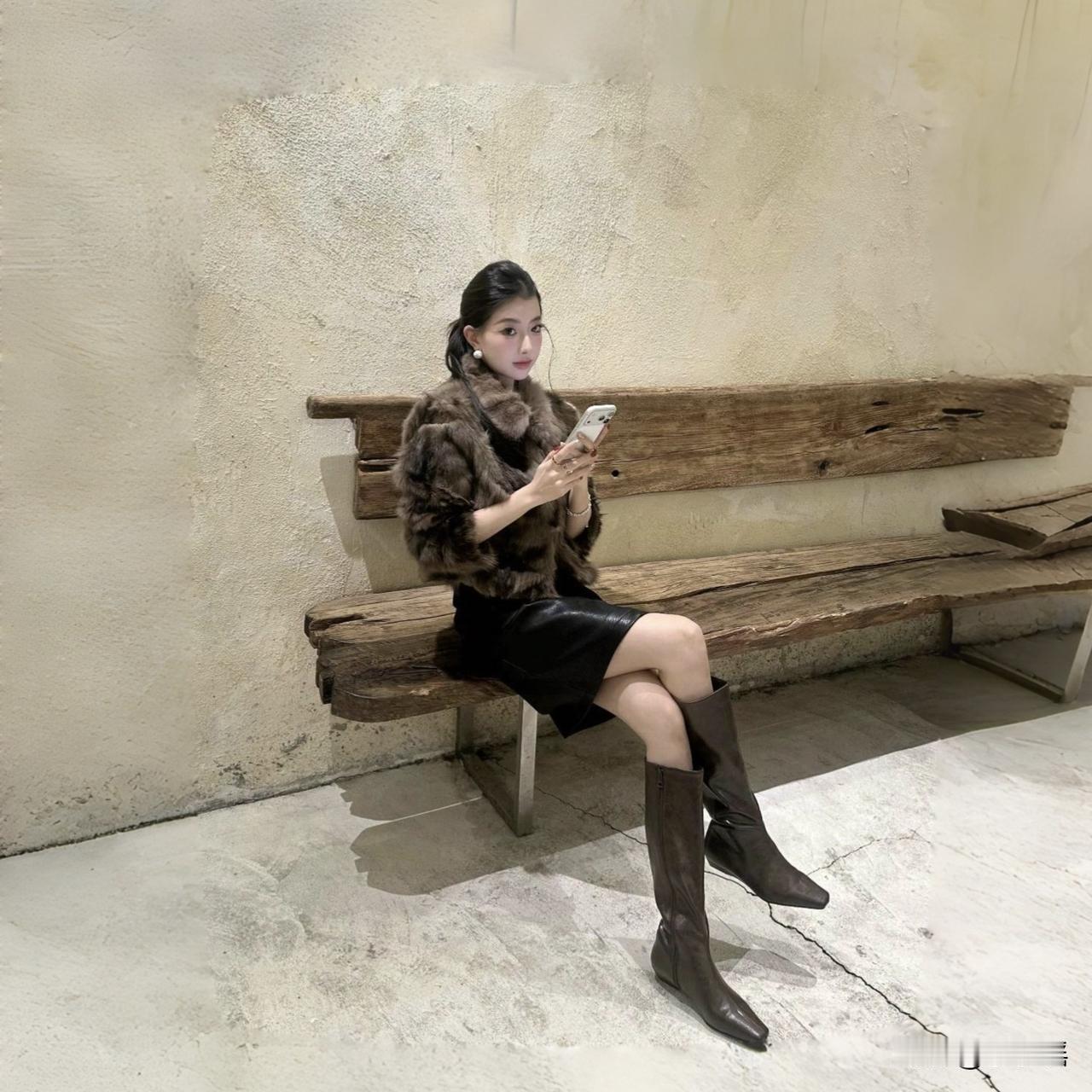 分享秋冬穿搭包臀裙配皮靴，简直不要不要的。半身裙配什么鞋时尚包臀裙穿搭女款