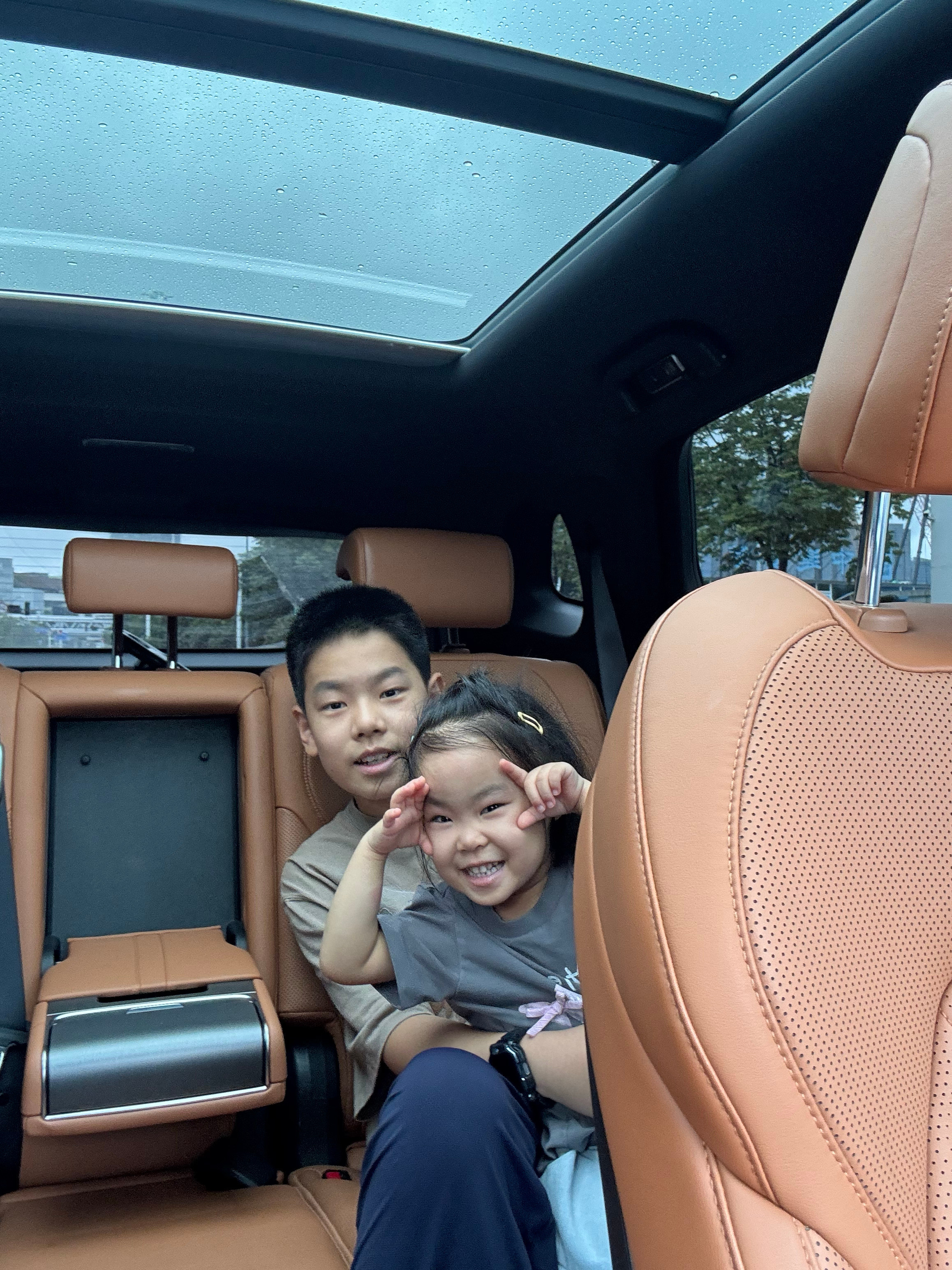 我的女儿昨晚陪女儿睡觉，快要上幼儿园的她忽然问我，👧🏻~爸爸，我去上幼儿园，你会不会想我呀？我搂