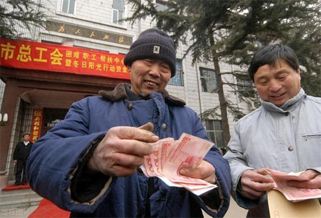 为什么刺激消费总是屡屡失败？有专家坦言，刺激消费，必须给穷人发钱。8月21日财政