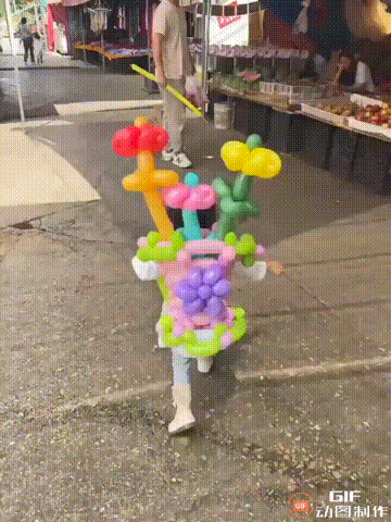 云南一名女子带着女儿去菜市场买菜，途中看到一个编气球的摊子，女儿瞬间就被吸引了，