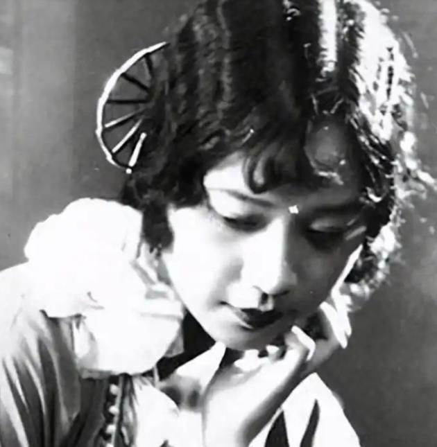 🌞1978年，郭沫若因病去世。不久后，他的妻子于立群选择自缢身亡。而事情的