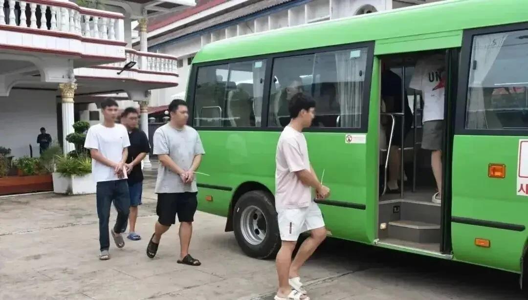 老挝乡村小楼，11名中国人被抓7月28日，老挝沙湾拿吉省警方突袭凯山丰威汉市萨