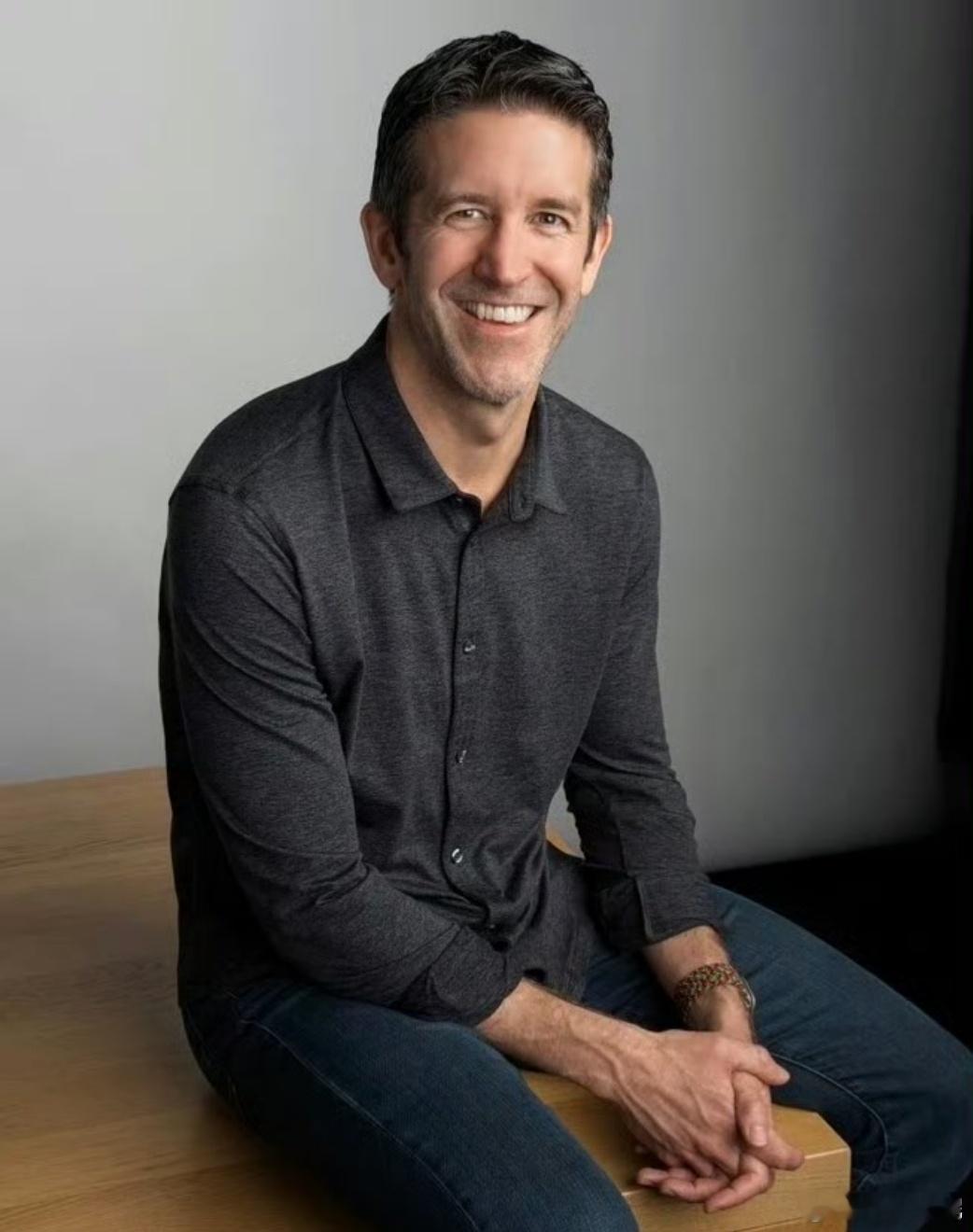 库克正式卸任苹果CEO，执掌15年的时代彻底落幕。接任的特努斯是苹果资深硬件大佬