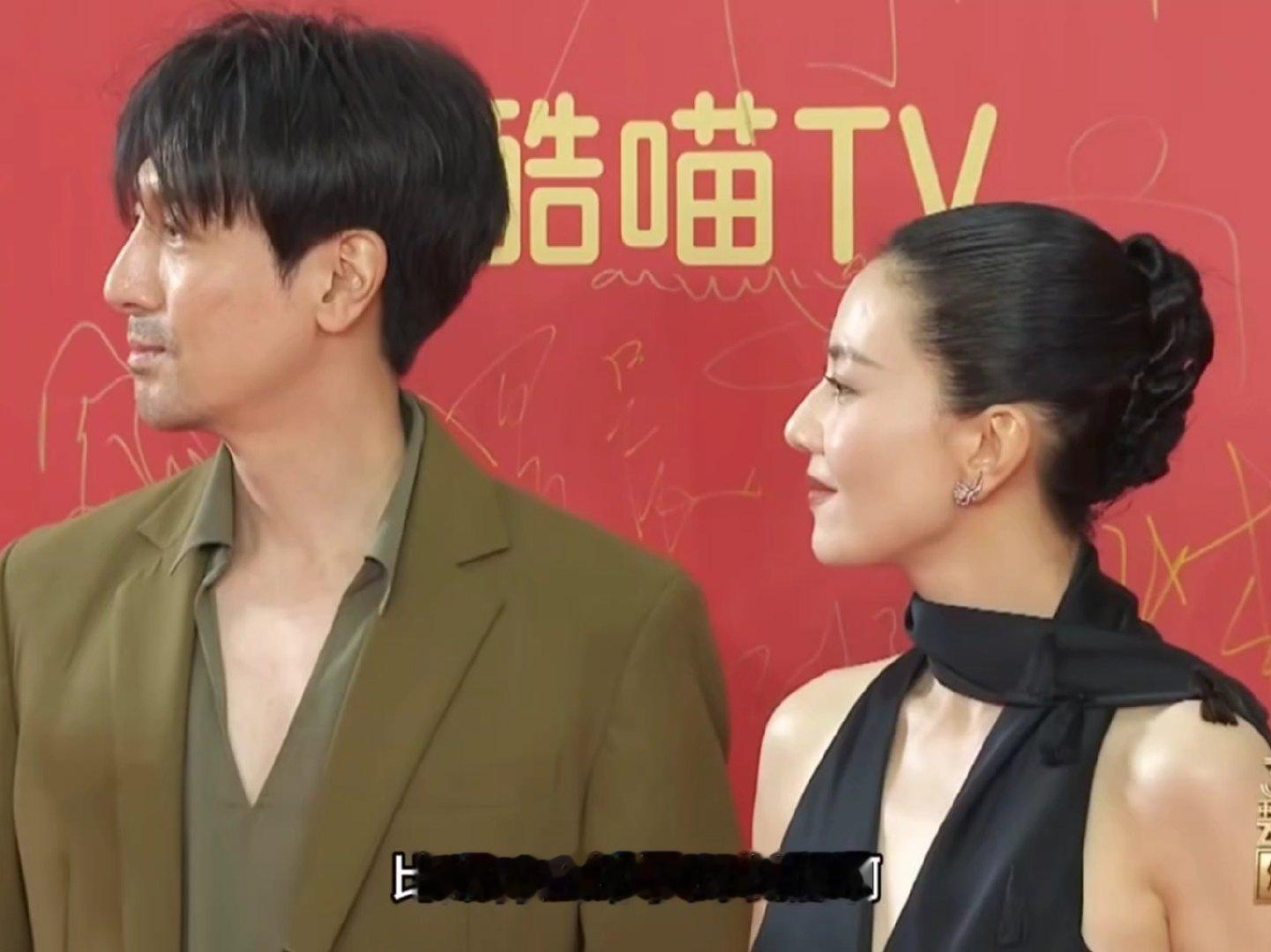 高圆圆好美好标致的一颗头，头型和面部轮廓都无可挑剔，视频随便截图就美得不行。梳这种大光明贴头皮，更是