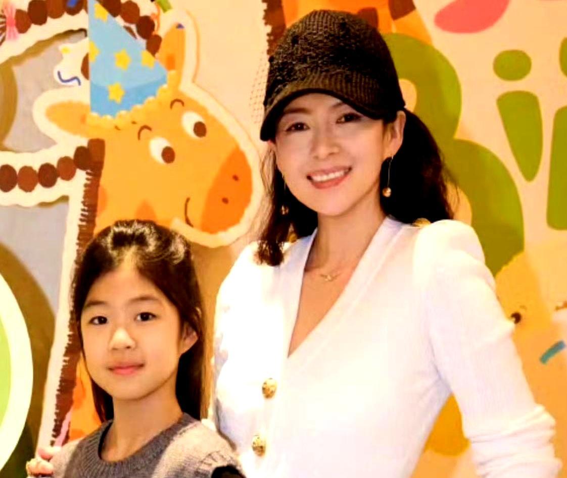 影后章子怡的女儿，最上头的不是妈妈，而是宋雨琦。采访里被问会不会让女儿进演