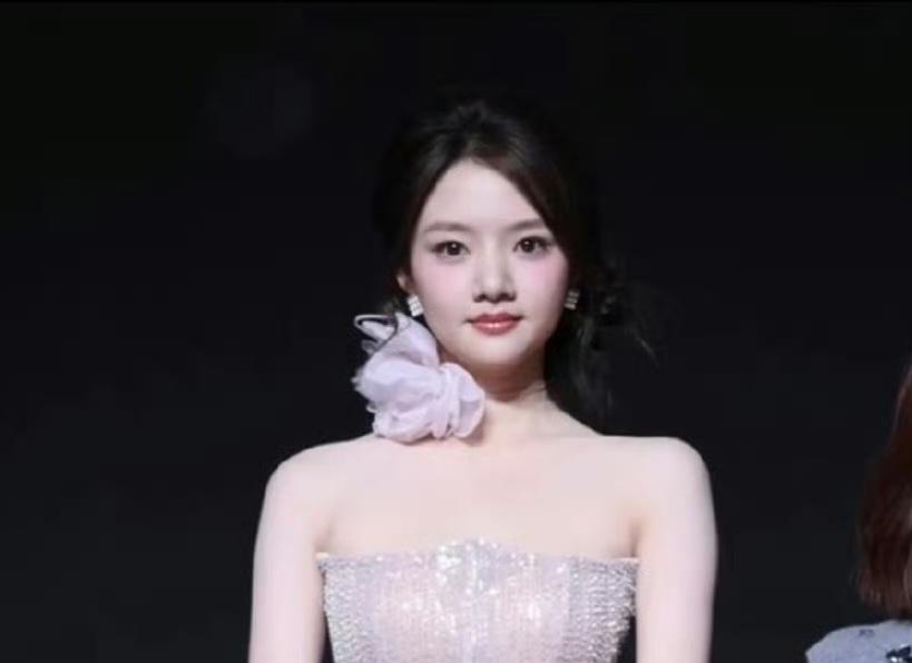 任敏真的不算普，跟其他明星合影也挺可爱！这姑娘吃亏在鼻子，还有就是上半部分脸略