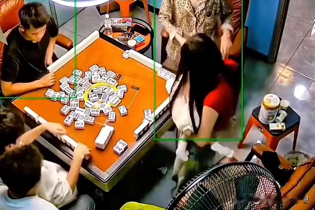 这麻将非打不可吗？凌晨一点还抱着五个月大的孩子打麻将，这样的女人真的不适合当妈妈
