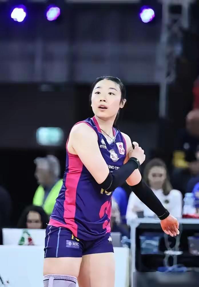 一边是姚迪随朱婷在意大利徘徊逗留，等着人家科内要人，就像永恒的罗马街头那青石板路