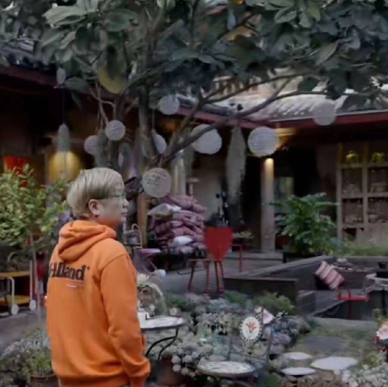 程青松老婆晒程云南游，红发变黄发是不是看到网友说他被打了，晒照证明他没事，话