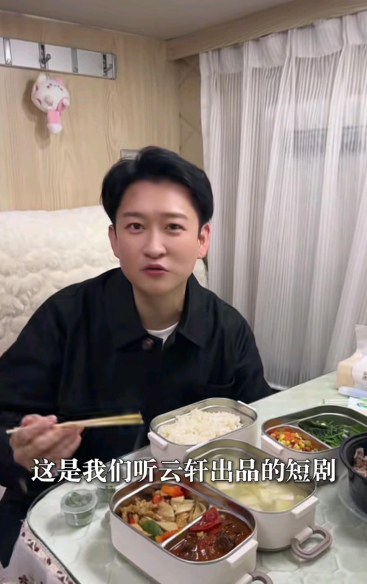 #秋日生活打卡季#曹云金，发视频，晒剧组盒饭。曹云金，这两天一直在横店拍短剧