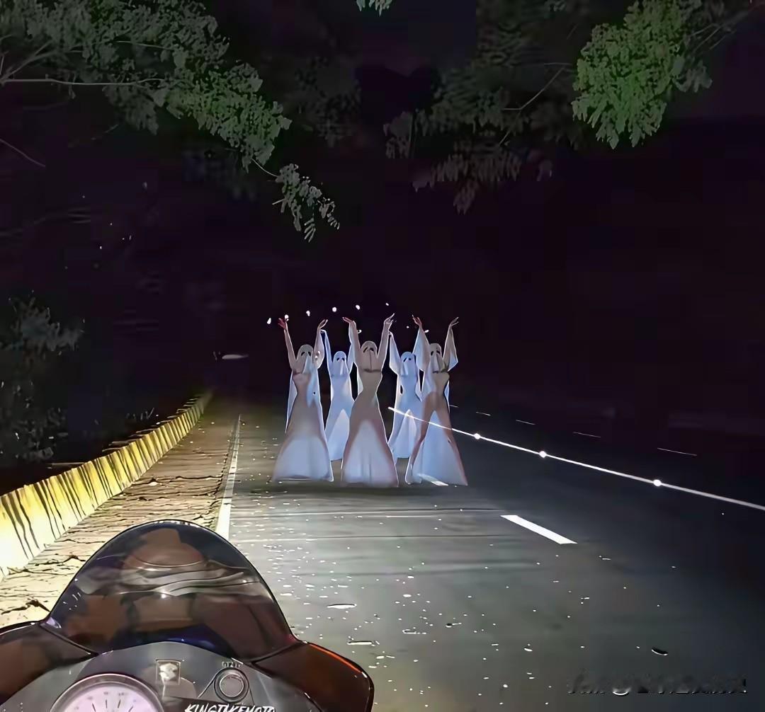 下班路上的一幕，脑袋瞬间有三个选项:1、报警;2、请林正英;3、感谢大自然