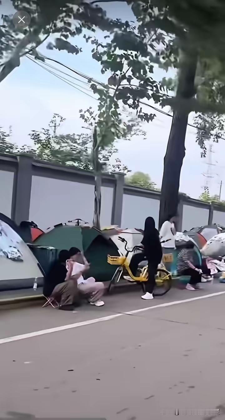国庆长假，只见武汉一公园旁搭满了帐篷。据了解，因为国庆酒店宾馆住宿费涨价，一些