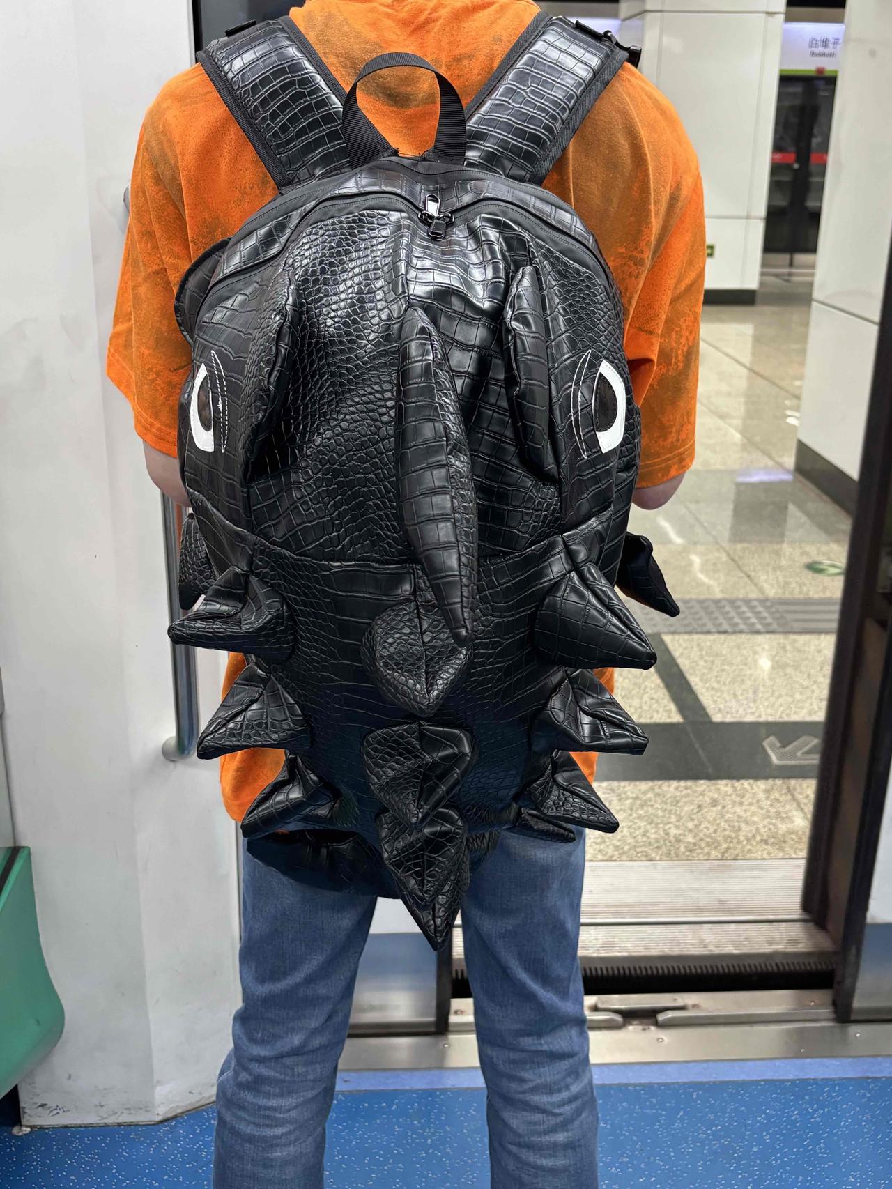 昨天在地铁上听到了东北老人的对话，让我知道了为什么东北人那么舍得花钱了。老人
