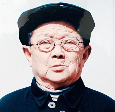1939年，一个“小男孩”在街上碰见日军军官茨谷五雄，随后礼貌地鞠躬，然而，茨谷
