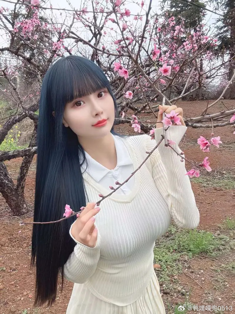 你会喜欢主动的女生吗时尚穿搭今天穿什么ootd白色套装搭配黑色高筒靴