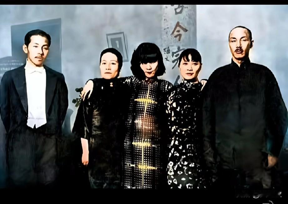 张学良和原配夫人于凤至，宋霭龄，宋美龄，蒋介石。中间的这个女人感觉气势很足，左