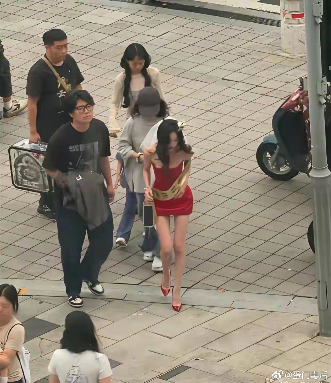 瘦到这种程度上镜才刚刚好，看了上镜胖十斤是真的啊