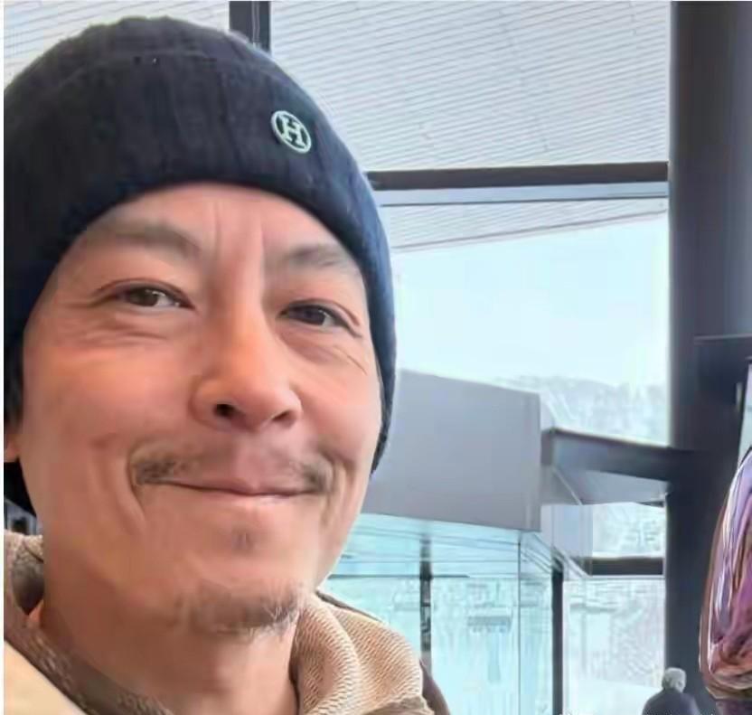 陈冠希45岁，苍老如干柴。昔日的惊为天人，如今满脸皱纹。原因挖开：疯狂派对、