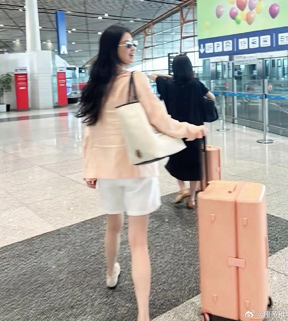 蒋欣现身机场，她现在好漂亮啊