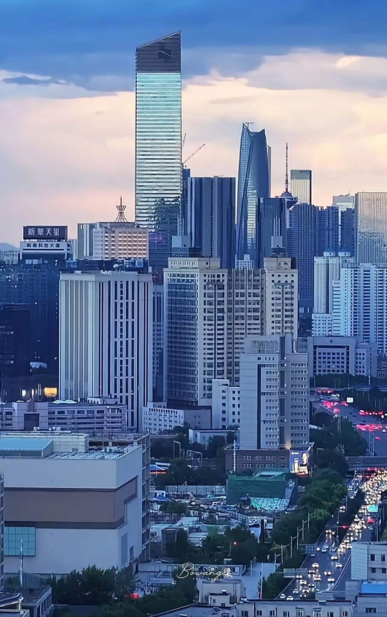 有一远房表姐A，上学时是学霸，三年大考小考每次排名第一，公共课专业课技能课无一不