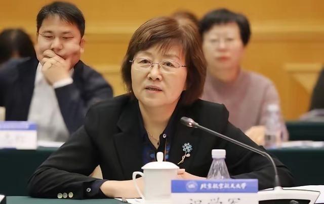 这事儿听着就热血！国家研发东风-17的时候，导弹飞行途中极易被外部电子干扰，常规