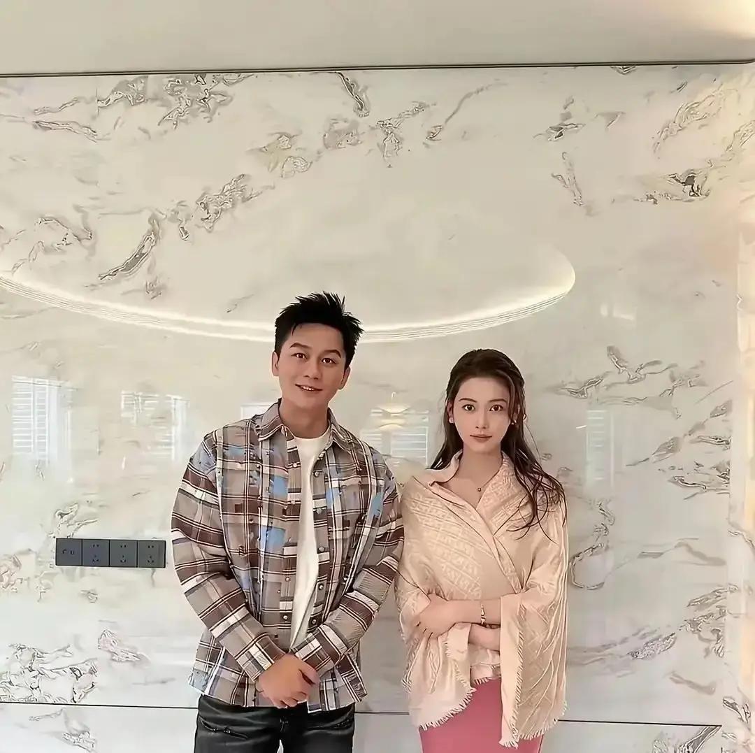 七年CP突然零互动镜头里李晨递水，杨颖侧身让助理接，两人隔半米像陌生人。网