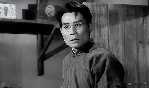 1943年，害死200多人的大叛徒缪庄林跑回延安，找到李克农自首。岂料李克农与他