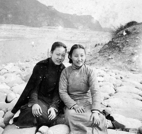 1922年，黄凝素嫁给了23岁的张大千，她爱他爱得发狂，为他生下了8个孩子。19