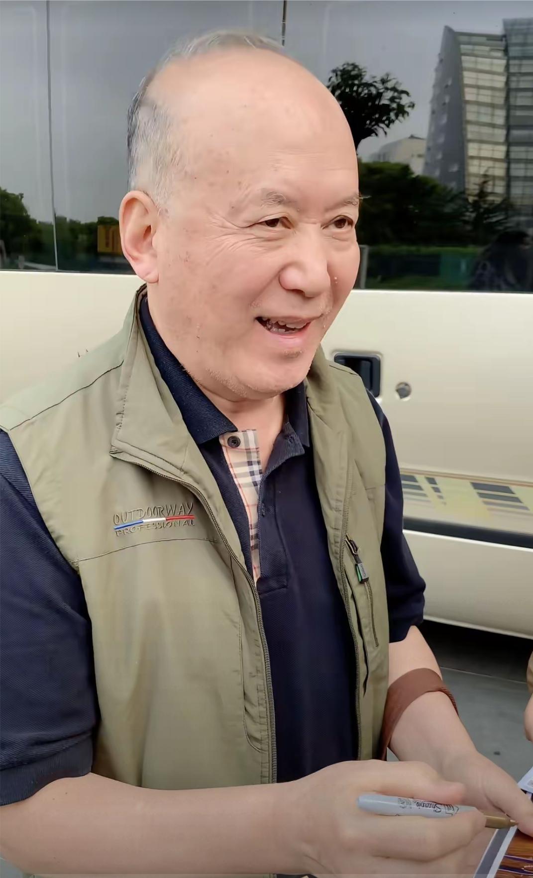 70岁郭达被偶遇，网友纷纷求签名照，郭达也非常热情，笑容灿，签了一张又一张，好亲