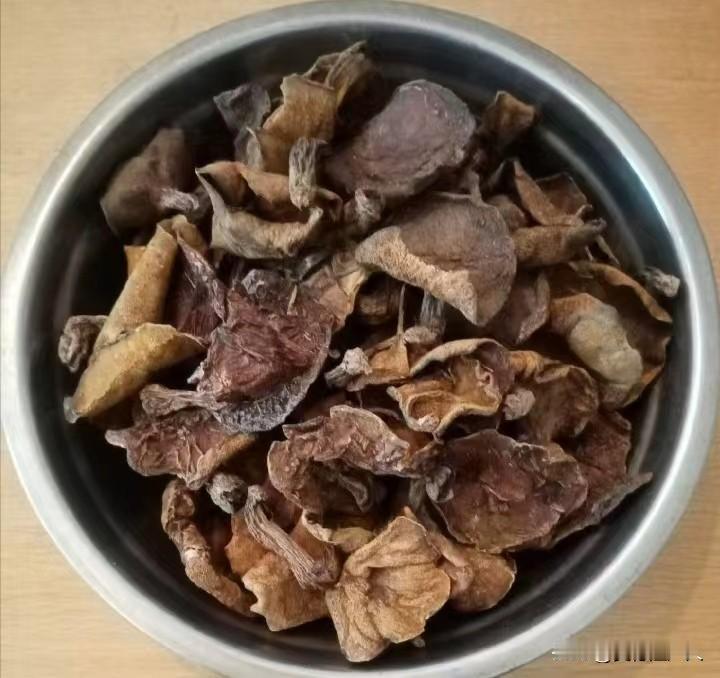 白菜加年蘑解决便秘问题，我告诉你怎么做、怎么吃。一：大白菜一棵，去掉黄叶洗净后