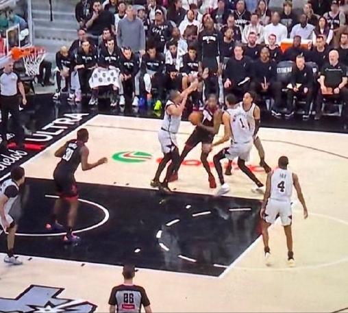 一张图看杜兰特的防守待遇~中距离接球，三人合围，根本找不到任何出手空间！