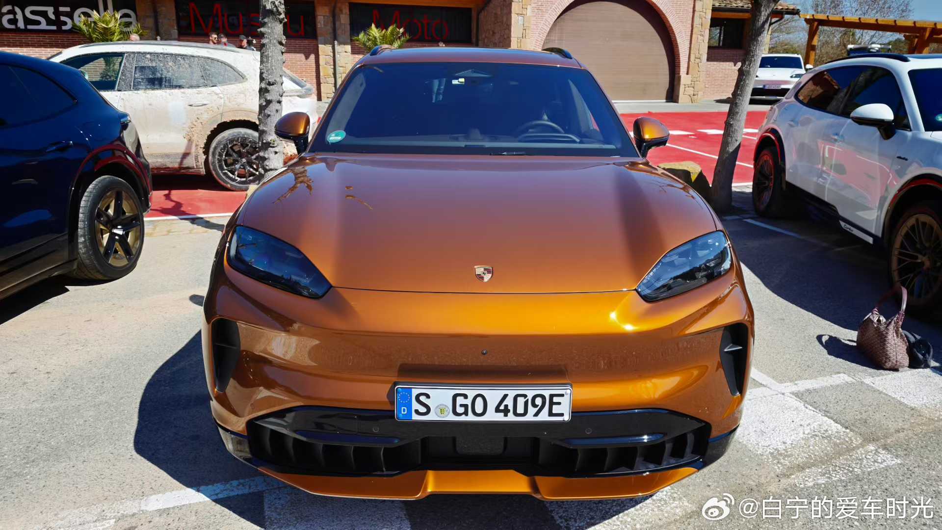 我真是太喜欢电动卡宴这个古铜金色了，暗光下是铜色高光部分是金橙色，真是又有激情又