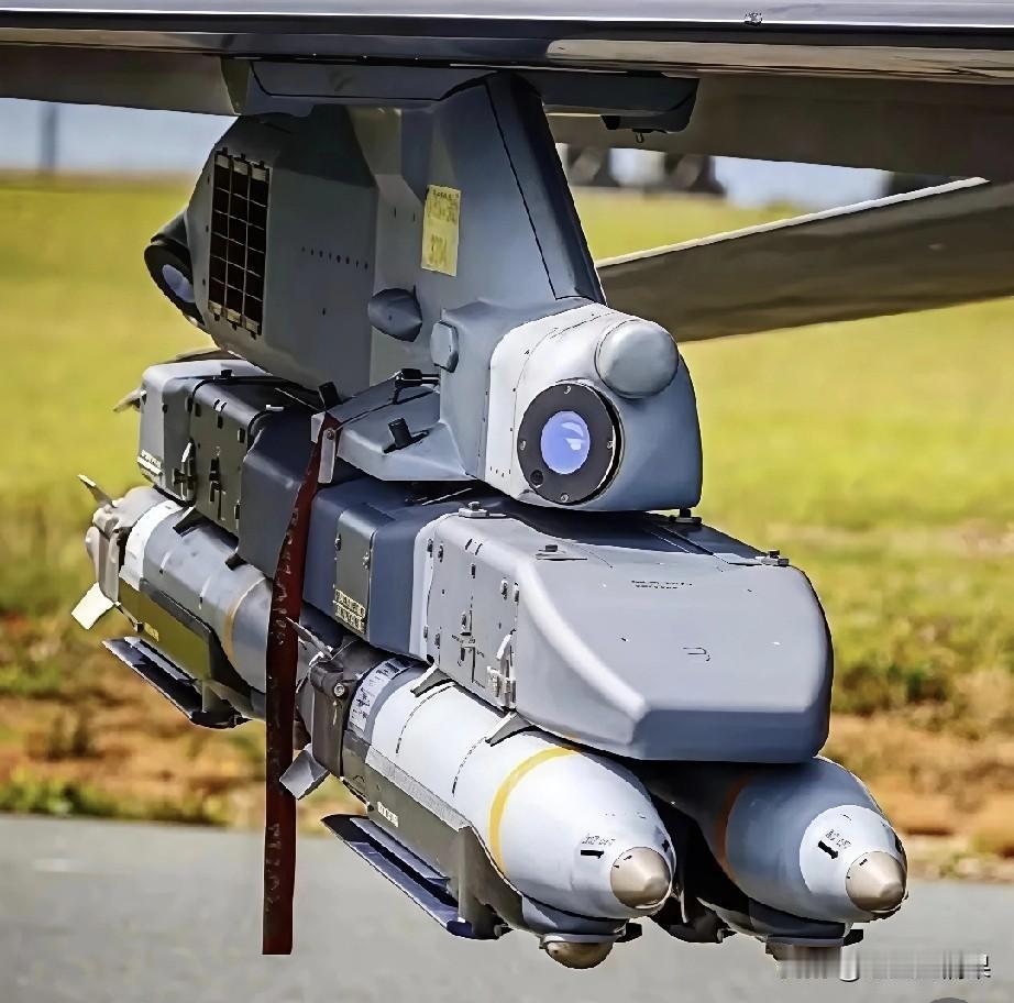 原来战斗机机翼下的挂架，一次性可以挂载四枚炸弹，以前只以为一个挂架只能挂载一枚。